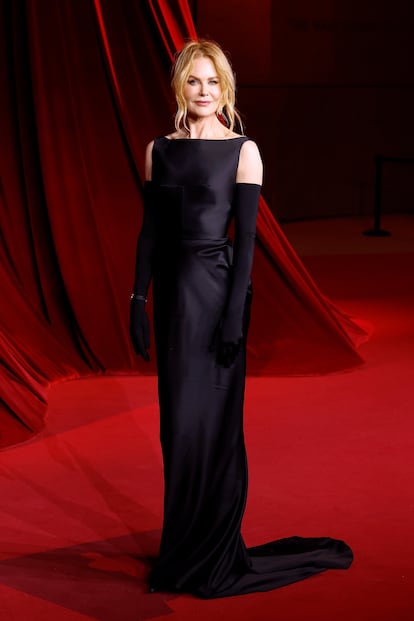 Nicole Kidman, de Balenciaga. Uno de los 'looks' más celebrados del año, por su perfecta simbiosis ente la elegancia clásica y la modernidad más absoluta, se lo puso Nicole Kidman para asistir a la Gala del Museo de la Academia 2024 el 19 de octubre de 2024 en Los Ángeles, California. Diseñado por Demna para Balenciaga.