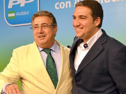 Juan Ignacio Zoido junto a El&iacute;as Bendodo este mi&eacute;rcoles en Sevilla.