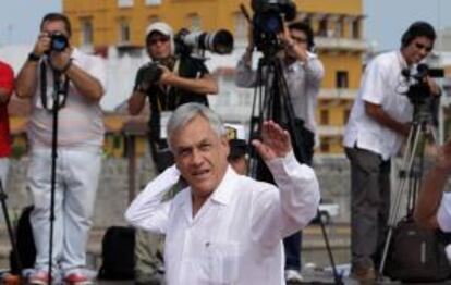 El presidente de Chile Sebastián Piñera saluda a su llegada, a la explanada de San Francisco en el Centro de Convenciones donde se realiza la VIII Cumbre de la Alianza Pacífico en Cartagena de Indias (Colombia).