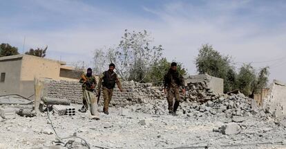 Milicianos kurdos en Al-Karamah (a unos 26 km de Raqa), este domingo.