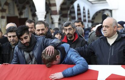 Familiares y amigos lloran sobre el ataúd de Ayhan Arik, una de las 39 víctimas del ataque al club nocturno Reina, durante su funeral en Estambul (Turquía) hoy 01 de enero de 2017.