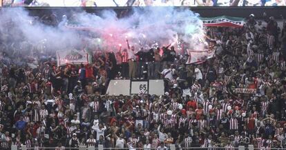 La afición de Chivas en el estadio Azteca en el 2016