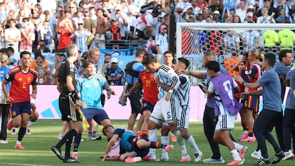La FIFA sanciona con diez partidos a Paredes y uno a Gavi por los incidentes en la final del Mundial