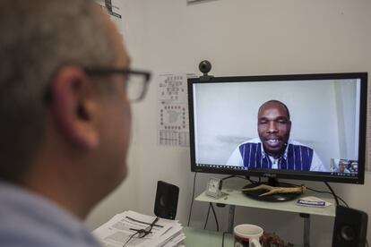 Desde el centro de Deva, en Gijón, el doctor Goyache conversa vía Skype con el doctor Traorè, que se encuentra en Burkina Faso. Amadou Traorè llegó a España para realizar su doctorado junto a los científicos de la institución asturiana. En su país trabajaba en la caracterización de los recursos genéticos animales de su país “de una riqueza enorme”, asegura.