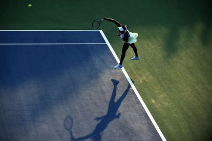 Sloane Stephens durante su servicio en el partido de primera ronda contra Coco Vandeweghe.