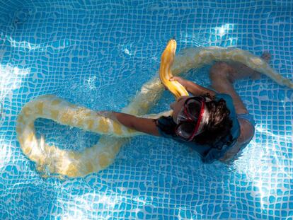 Una niña juega con su mascota en su piscina en Israel.