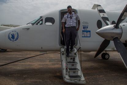 Un piloto del UNHAS desciende de la aeronave en Diffa, Níger. La tripulación de este servicio aéreo está sujeta a la normativa de la ONU, más estricta que la que se aplica a las tripulaciones de aerolíneas comerciales. Por ejemplo, a los pilotos y copilotos se les requiere más formación y prácticas y se les permite volar durante menos horas seguidas. 