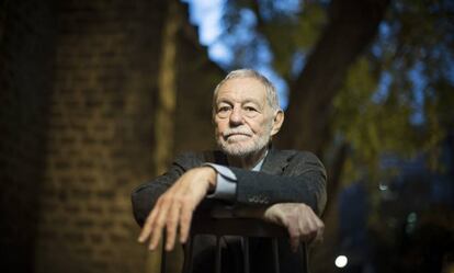 El escritor Eduardo Mendoza fotografiado en el jardín del Museo Marítimo de Barcelona