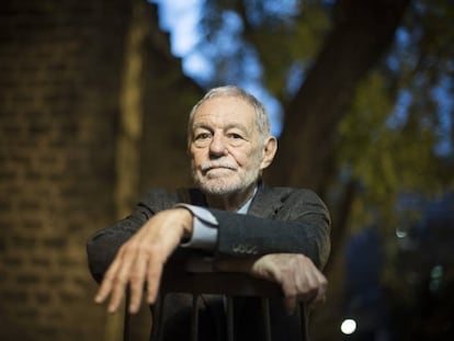 El escritor Eduardo Mendoza fotografiado en el jard&iacute;n del Museo Mar&iacute;timo de Barcelona