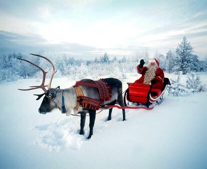 Los renos de Papá NoelSuecia, Noruega, Finlandia y la península rusa de Kola comparten, por encima del Círculo Polar Ártico, la región de Laponia, paradigma de paisaje navideño, incluido Papá Noel y sus renos. Catai (www.catai.es) ofrece viajes de cuatro días para familias a la Laponia finlandesa desde 1.395 euros por persona. Incluye vuelos, traslados, alojamiento en cabañas con pensión completa, actividades de nieve, ropa térmica y visita a Santa Claus.