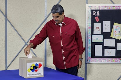 El presidente Nicolás Maduro, ejerce su voto esta mañana en Caracas.