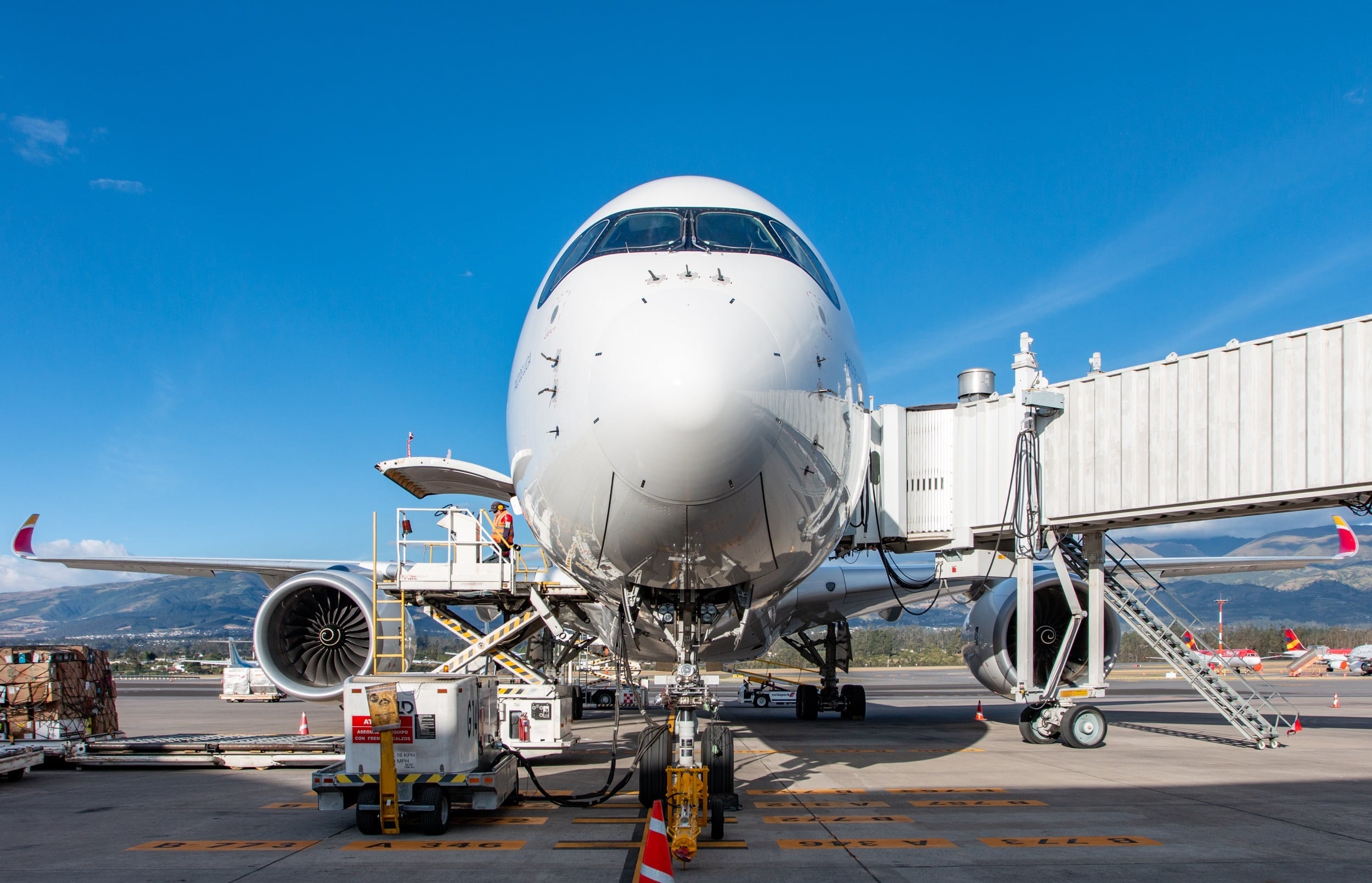 El bálsamo geopolítico dispara aerolíneas y hoteles y golpea al sector petrolero en Europa