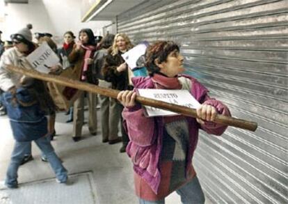 Imagen de ahorradores argentinos golpeando las puertas de los bancos en agosto pasado.