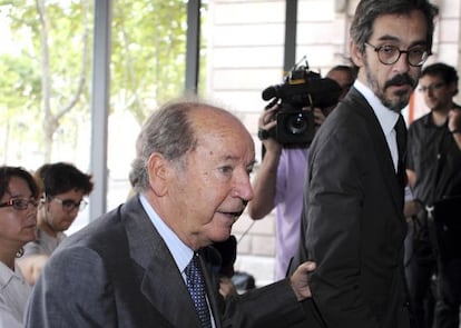 Josep Lluís Núñez arriba a l'Audiència amb el seu advocat el 2011.