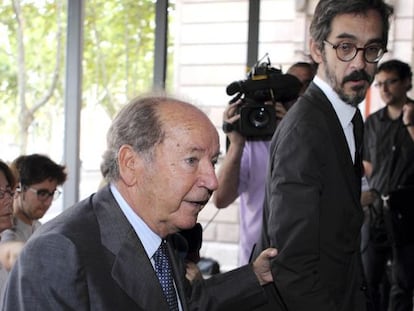 Josep Lluís Nuñez llega a la Audiencia con su abogado en 2011.