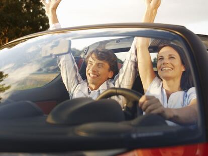 Mujer al volante y hombre copiloto, la pareja perfecta en un coche