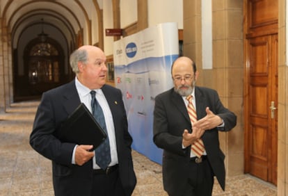 El rector de Deusto, Jaime Oraá (a la izquierda), y el vicepresidente de DEXA, A Min Tjoa, ayer en la universidad privada.