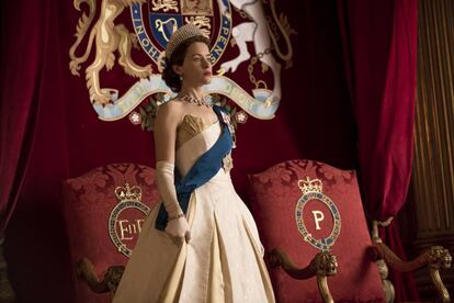 Isabel II, en la serie, con una réplica de una de sus famosas tiaras.
