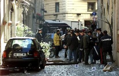 Vista de la calle del centro de Roma donde explotó ayer el pequeño artefacto, que no causó víctimas.