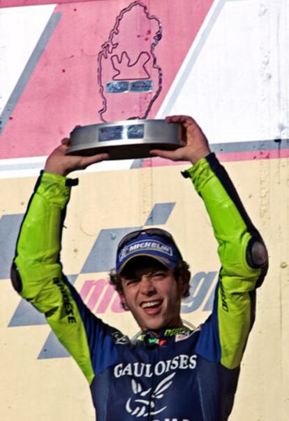 Valentino Rossi alza orgulloso su trofeo.