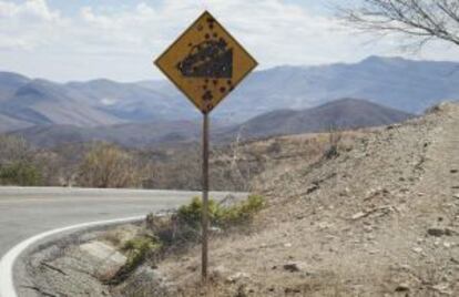 Cartel de tráfico aguejereado a balazos