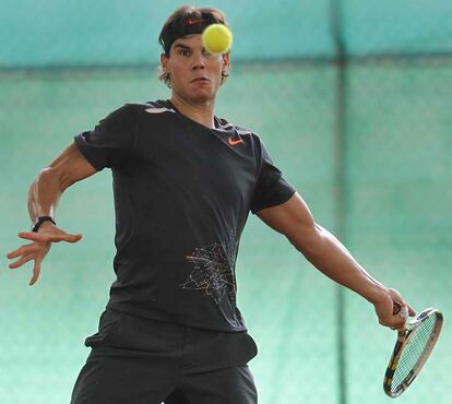 El tenista español Rafa Nadal se prepara en la pista del estadio de la Cartuja para la final de la copa Davis ante Argentina