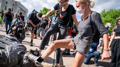 Manifestantes pisam na cabeça de uma estátua de Cristóvão Colombo em St. Paul, Minnesota, em junho de 2020.