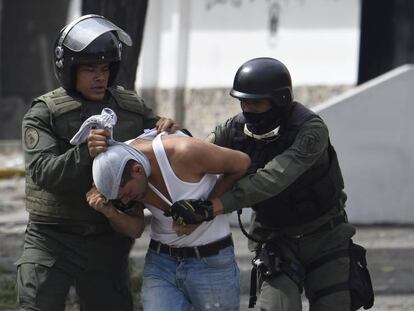 Un activista antigubernamental es detenido en Caracas en julio de 2017.