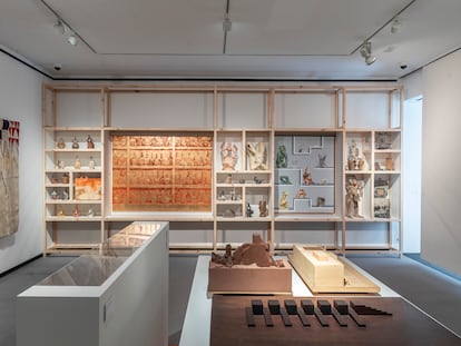 La última sala de la exposición 'Antes de América' en la Fundación Juan March con cerámicas y tejidos.