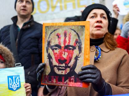 Una mujer sostiene una foto del presidente ruso, Vladímir Putin, durante una manifestación contra la guerra en Liubliana, Eslovenia, el pasado 25 de febrero.