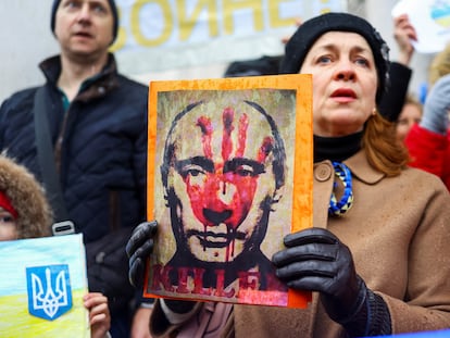 Una mujer sostiene una foto del presidente ruso, Vladímir Putin, durante una manifestación contra la guerra en Liubliana, Eslovenia, el pasado 25 de febrero.