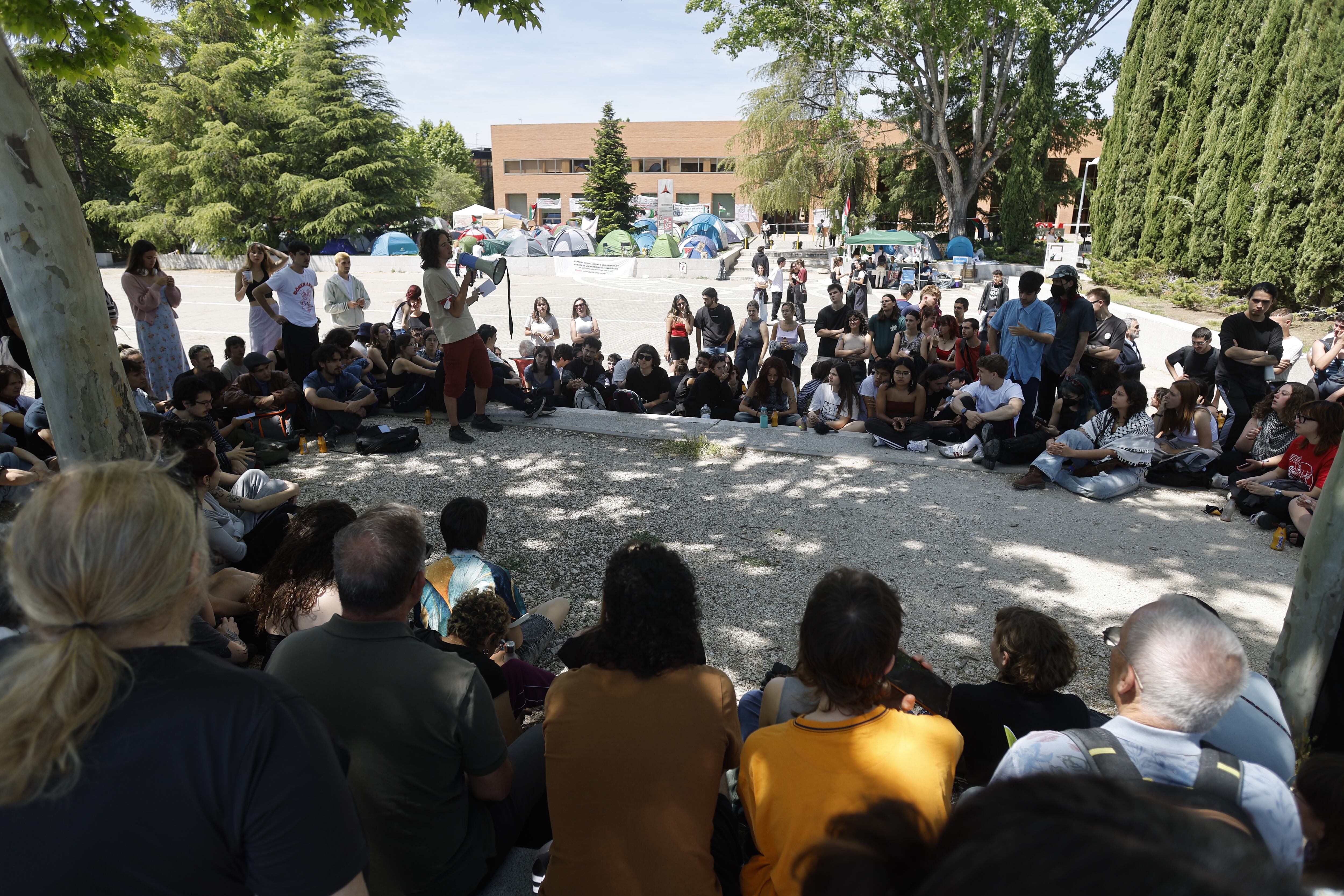 Los estudiantes acampados en Ciudad Universitaria, durante una asamblea de urgencia convocada al medio día de este viernes.