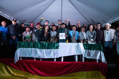 Miembros de la comunidad Emberá Chami con la firma de acuerdos con el Gobierno Nacional en Bogotá, Colombia.