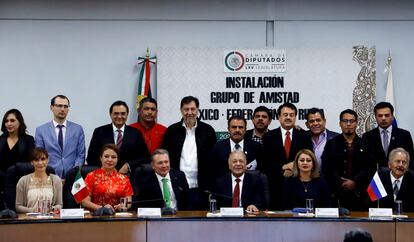 El embajador ruso en México, Víktor Koronelli, al centro, posa con diputados de Morena, PT y el PRI, el pasado 23 de marzo.