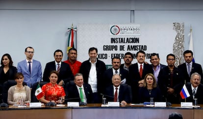 El embajador ruso en México, Víktor Koronelli, al centro, posa con diputados de Morena, PT y el PRI, el pasado 23 de marzo.