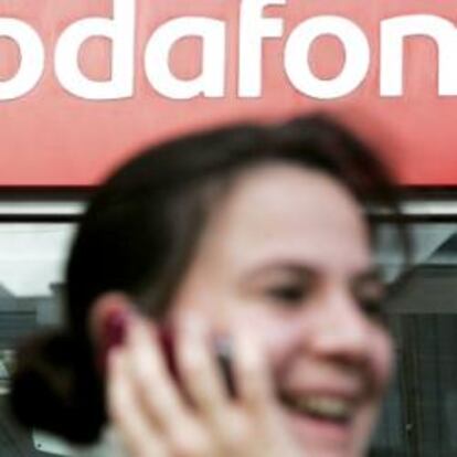 Una mujer saliendo de una tienda de Vodafone