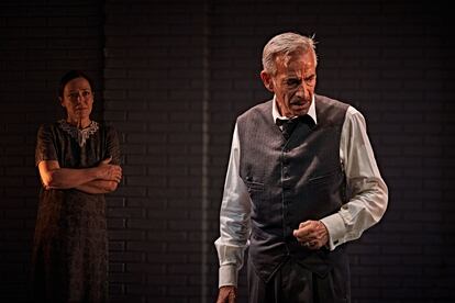 Imanol Arias y Cristina de Inza, en una escena de ‘Muerte de un viajante’, en el Teatro Infanta Isabel de Madrid.