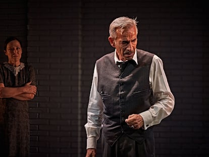 Imanol Arias y Cristina de Inza, en una escena de ‘Muerte de un viajante’, en el Teatro Infanta Isabel de Madrid.
