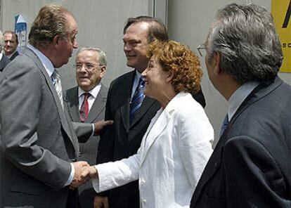 El Rey saluda a Carmen Caffarel, directora general de RTVE, y a Pedro Piqueras, director de RNE, en la Feria del Libro.