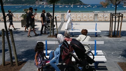 Una actriz vestida de novia participa en el rodaje de un anuncio publicitario en el paseo de la playa de la Concha de San Sebastián.