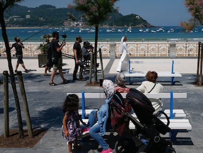 Una actriz vestida de novia participa en el rodaje de un anuncio publicitario en el paseo de la playa de la Concha de San Sebastián.