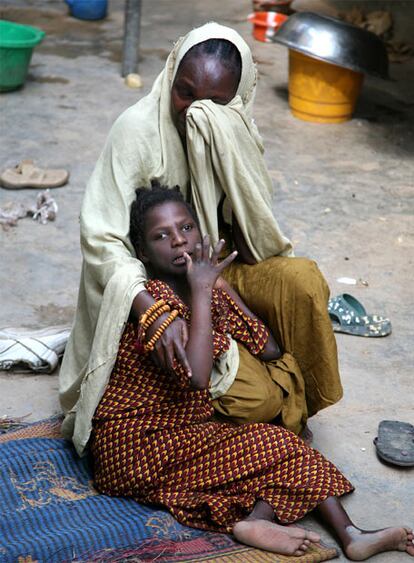 Firdausi, una de las víctimas del Trovan, con su madre.