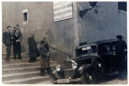 Foto inédita de la visita de los representantes de la Generalitat al museo de Arte Gótico de Pedralbes.