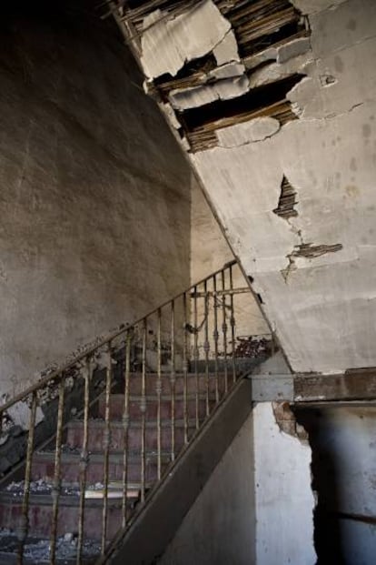 Escaleras de uno de los pabellones para ferroviarios de Monfragüe (Cáceres).