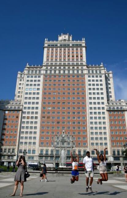 El edificio Espa&ntilde;a, en su fachada a la plaza hom&oacute;nima, el pasado mes de julio.