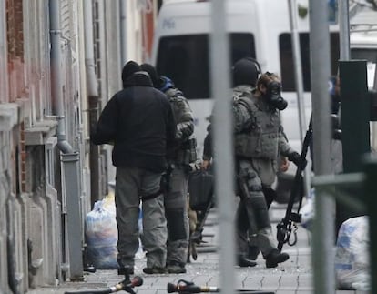 Agentes de polic&iacute;a antidisturbios en el distrito de Molenbeek en Bruselas.