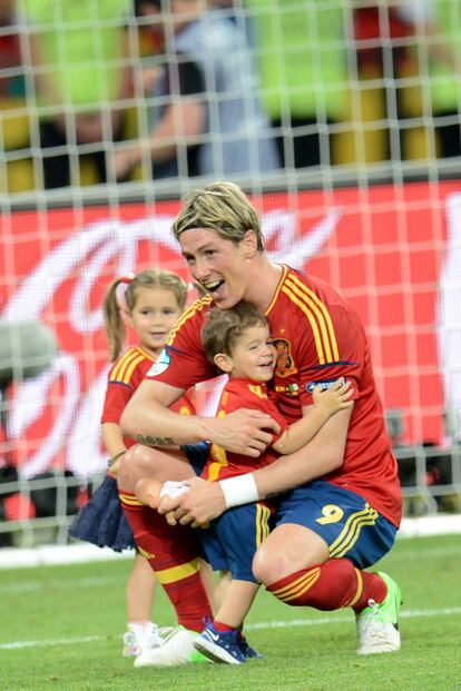 Torres abraza a sus hijos.
