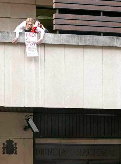 Protesta de un trabajador de la Audiencia Nacional.