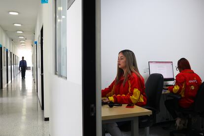 Fernanda Castañeda y Erika Hernández, funcionarias de a Comisaría de Familia de la localidad de Fontibón, atienden llamadas de la línea "Una llamada de Vida", en Bogotá, en junio de 2024.