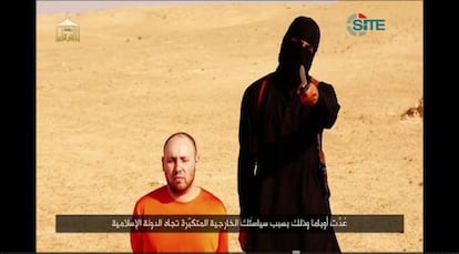 Captura de un momento del video en que se muestra la supuesta decapitaci&oacute;n del periodista Steven Sotloff. 